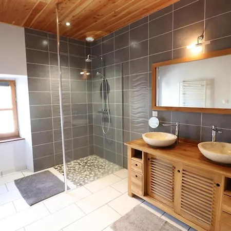 بيت للعطل Maison De Montagne Renovee, Proche Du Ski, Rando, Peche, Cascades, 5 Chambres, Jardin, Animaux Acceptes - Fr-1-742-56 Neussargues en Pinatelle